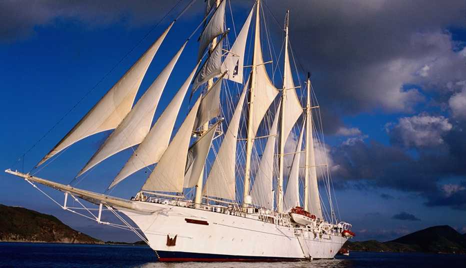 El velero Star Clipper navega con las velas abiertas.