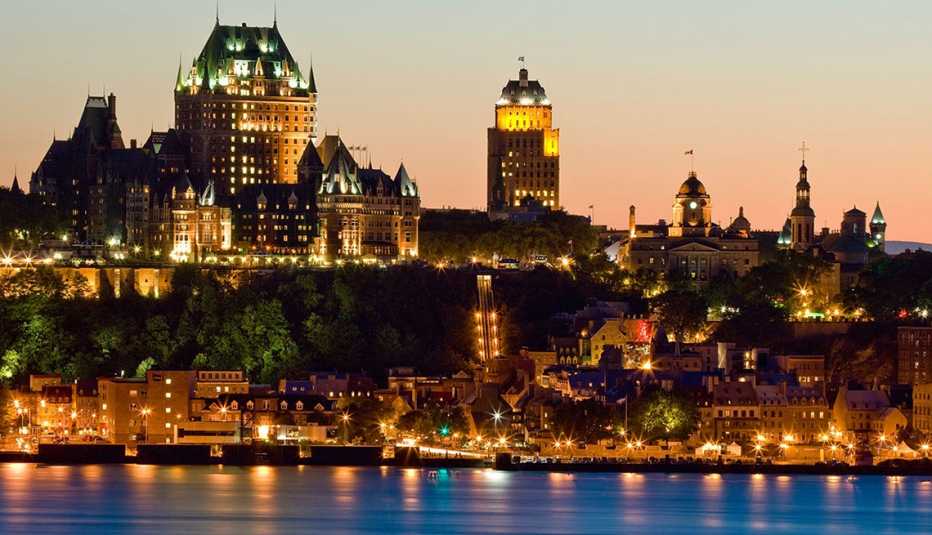 Vista hacia el Château Frontenac y la Ciudad de Quebec, Canadá
