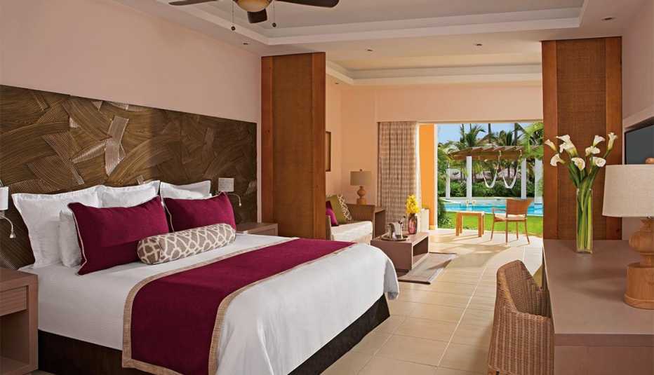 Vista interior de un cuarto en el hotel Secrets Royal Beach