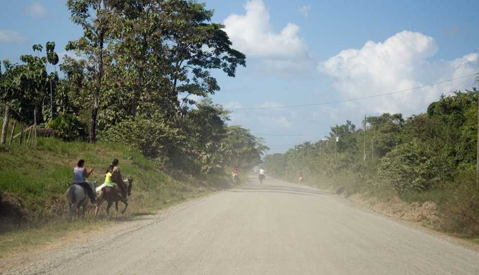 Dos personas montan a caballo
