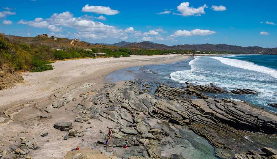 Playa con arena y rocas