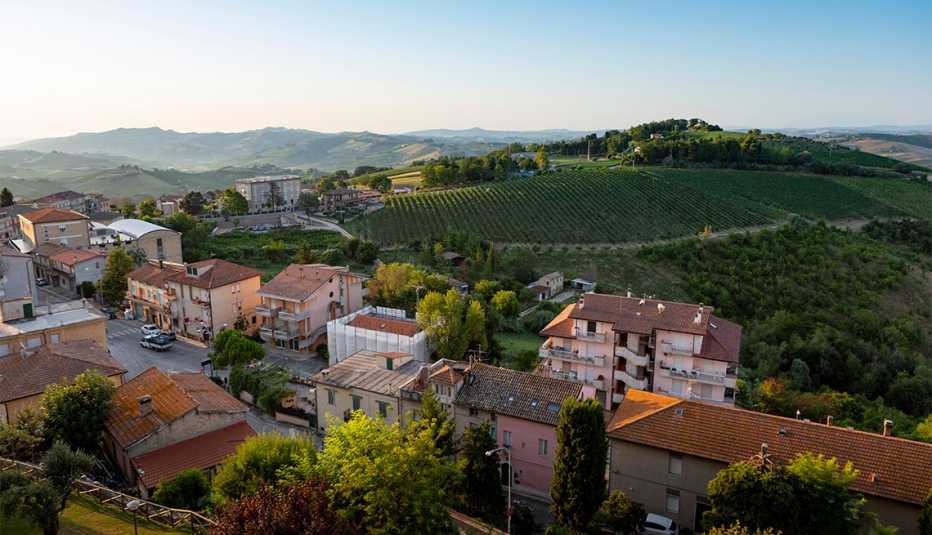 Vista de las casas, viñedos y colinas del histórico pueblo italiano de Cossignano