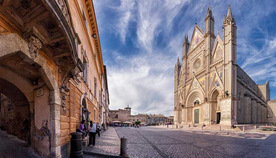 Panorámica de la plaza y la catedral de Orvieto