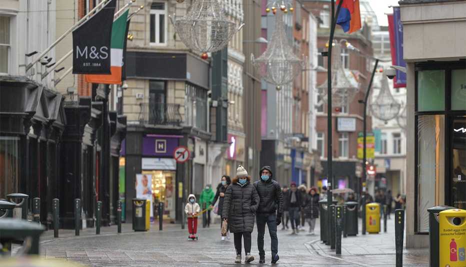 Personas caminan por Grafton Street en el centro de la ciudad de Dublín Personas caminan por Grafton Street en el centro de la ciudad de Dublín