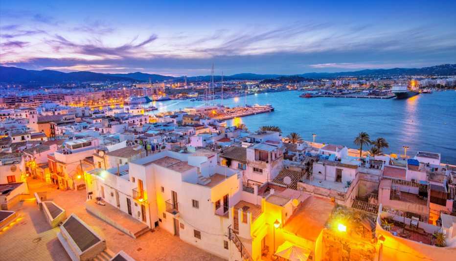 Casco antiguo junto al mar en Ibiza España