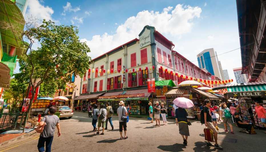 Personas en un mercado callejero en Singapur