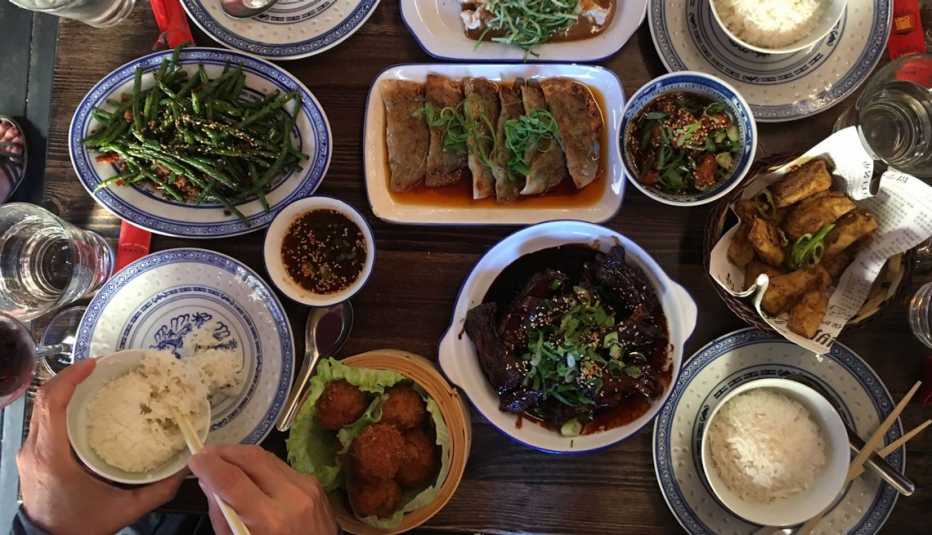Una foto de comida szechuan  en un restaurante en Visby Suecia