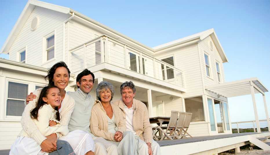 Familia sentada en frente de una casa