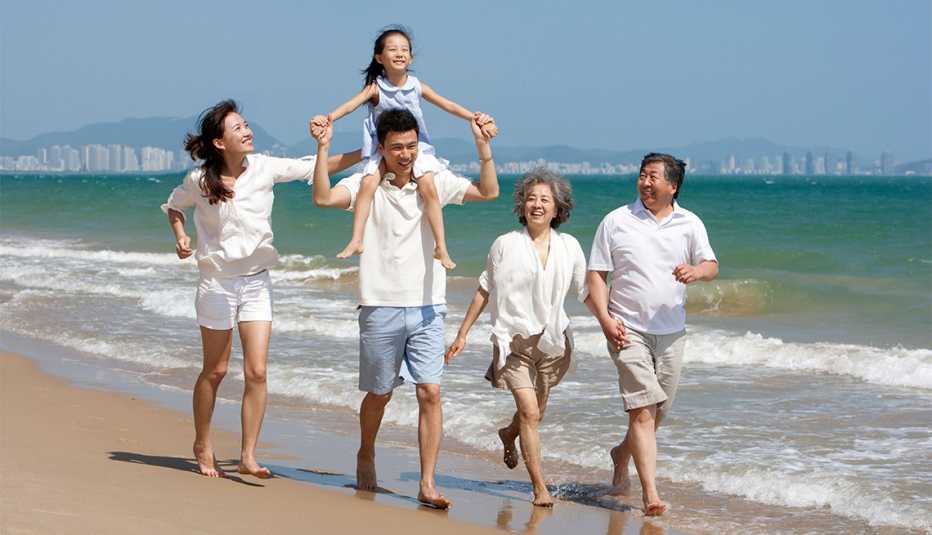 Familia camina por la playa Familia camina por la playa