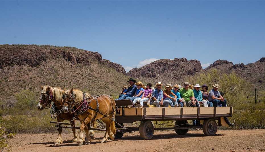 Grupo de personas van en una carreta