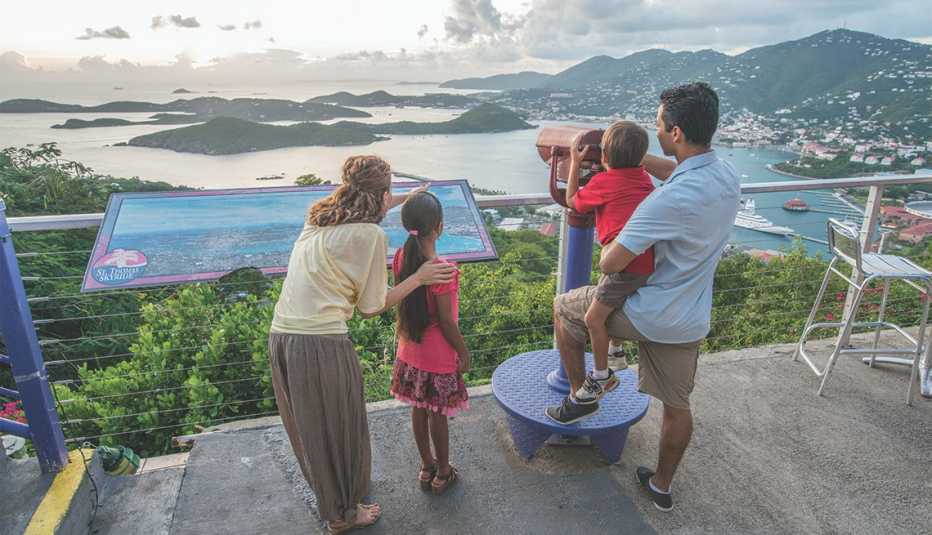 Familia desde el mirador en una montaña