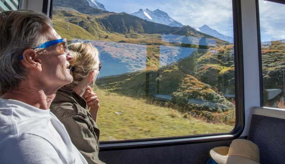 Pareja viaja en un tren Pareja viaja en un tren