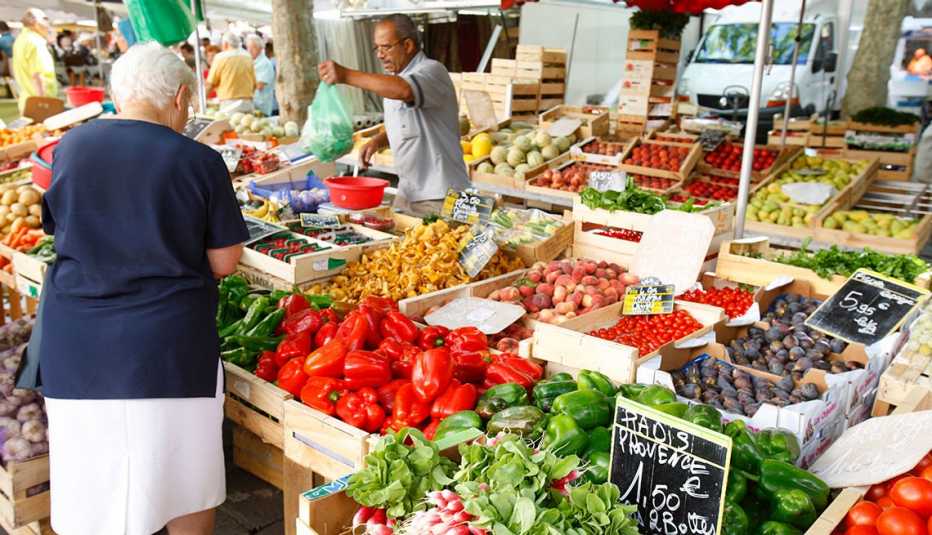 Mercado al aire libre en Uzès, Francia Mercado al aire libre en Uzès, Francia