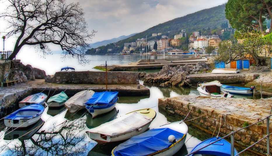 Barcos se alinean en un embarcadero de Opatija, Croacia Barcos se alinean en un embarcadero de Opatija, Croacia