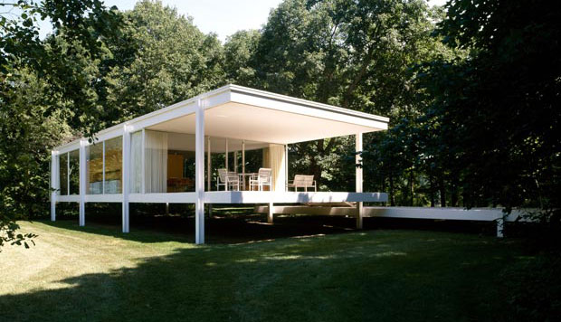 Farnsworth House del arquitecto Ludwig Mies van der Rohe, Plano, Illinois - Vista exterior.