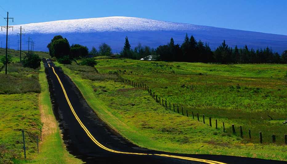 Carretera vacía rodeada de un valle