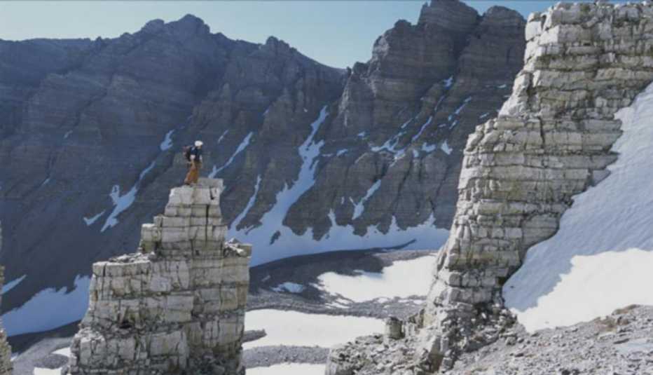 Un escalador en lo alto de un pico rocoso en el Parque Nacional Great Basin