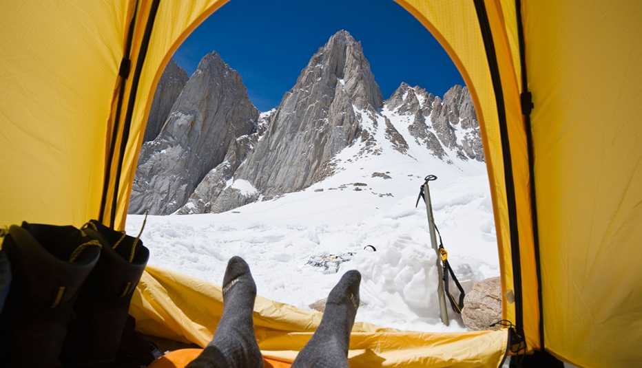 Vista subjetiva de los pies de una persona en una tienda de campaña