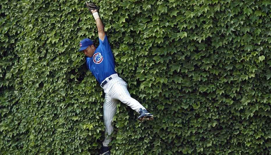 Estadios de béisbol emblemáticos de Estados Unidos - Moises Alou jugador de los Chicago Cubs en el Wrigley Field