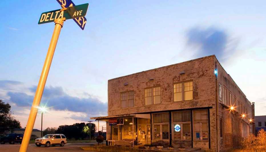 Affordable Spring Trips Mississippi