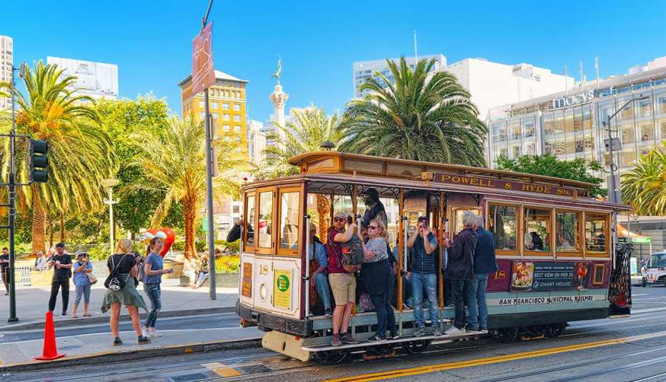 Personas van en el tranvía de San Francisco