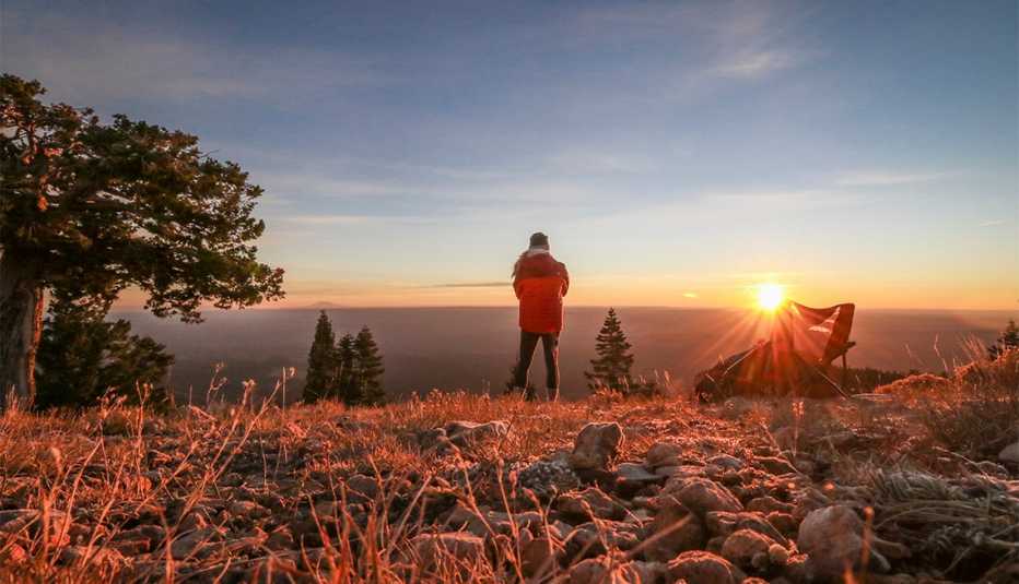 Un excursionista en el Gran Cañón al amanecer