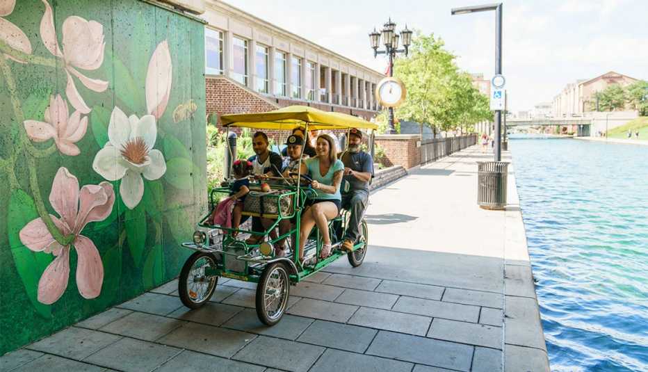 Grupo de personas pasean en bicicleta - Escapes al centro del país