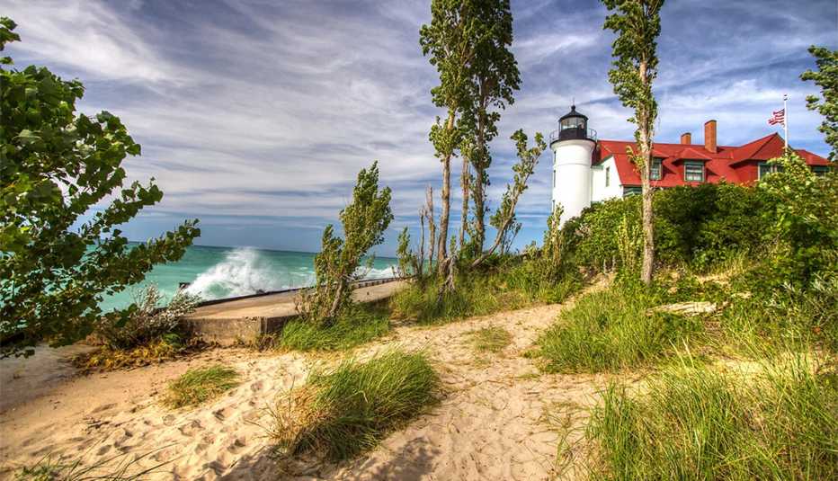 Vista del faro de Point Betsie, al sur de Sleeping Bear Dunes National Lakeshore, Michigan.