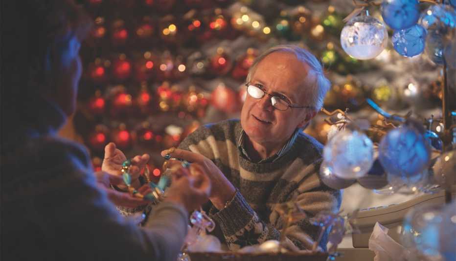 Persona vende un collar en el Mercado de Navidad del Viejo Mundo