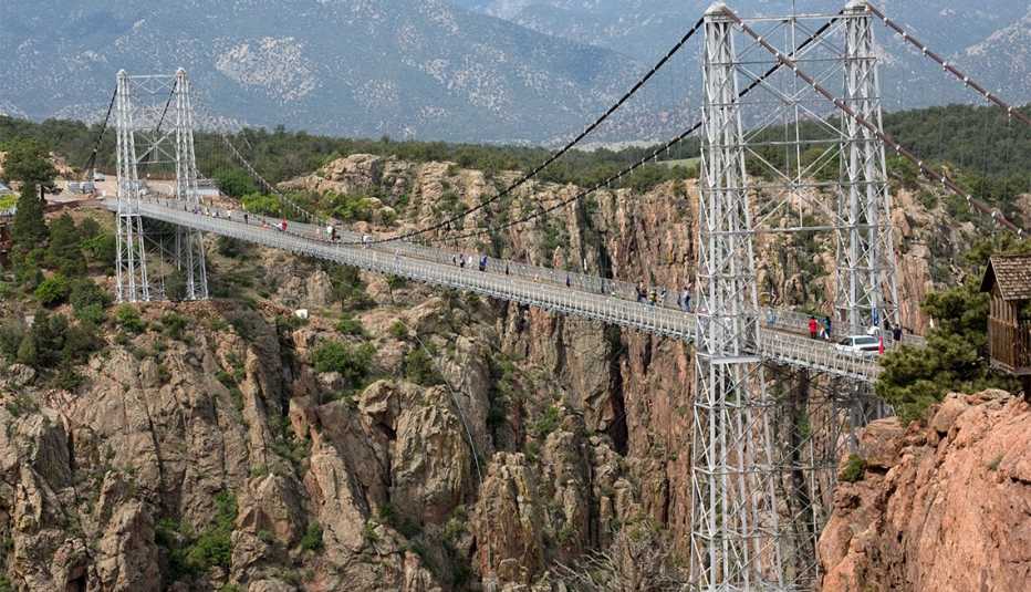 El puente colgante Royal Gorge se extiende por un cañón en Colorado