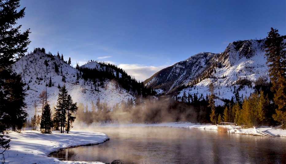Un río en el Parque Nacional de Yellowstone Un río en el Parque Nacional de Yellowstone