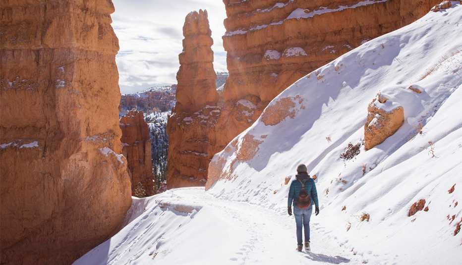 Excursionista en un sendero del Parque Nacional Bryce Canyon