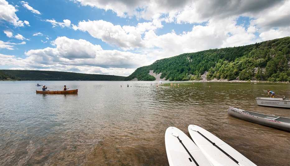 Embarcaciones flotan sobre el agua del Parque Estatal Devil's Lake