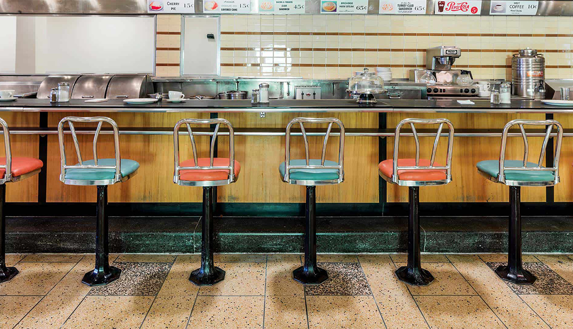 Asientos vacios en la barra de servicio del F.W. Woolworth en Greensboro, NC