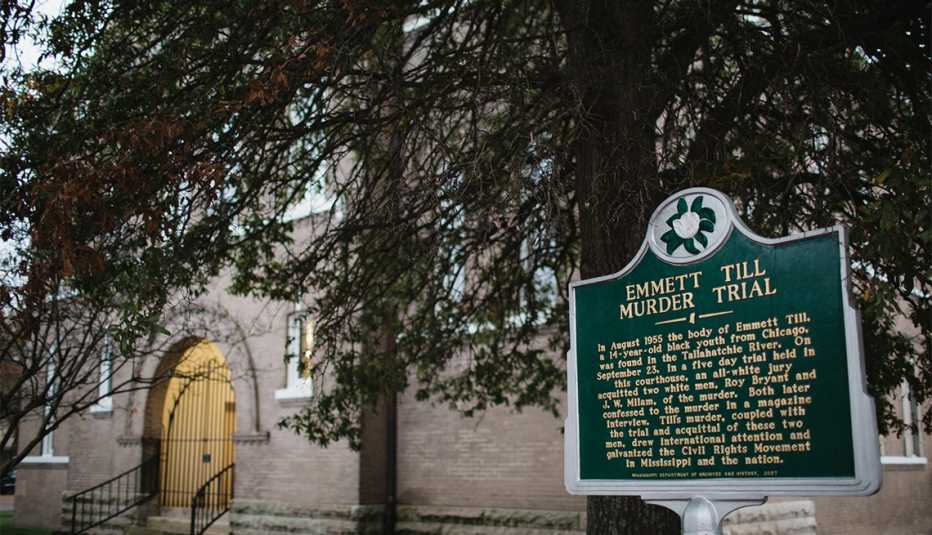 Placa referente al juicio y asesinato de Emmett Till Murder