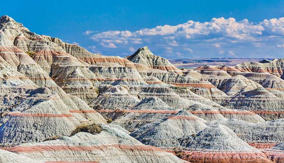Vista de colinas de colores en capas en el Parque Nacional Badlands.