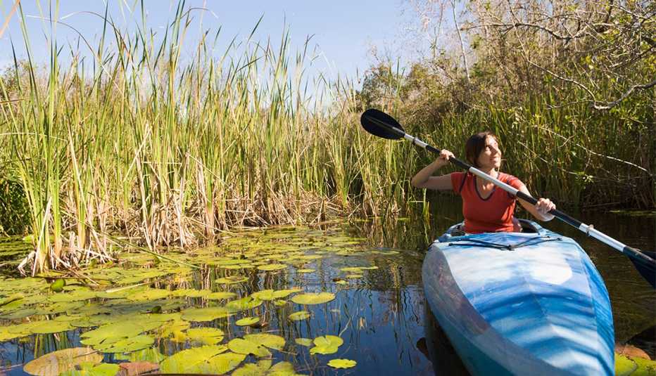 Mujer en kayak en el Parque Nacional Everglades