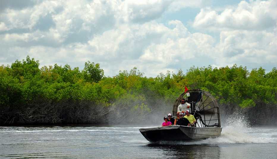 personas a bordo de un hidrodeslizador en los Everglades de Florida