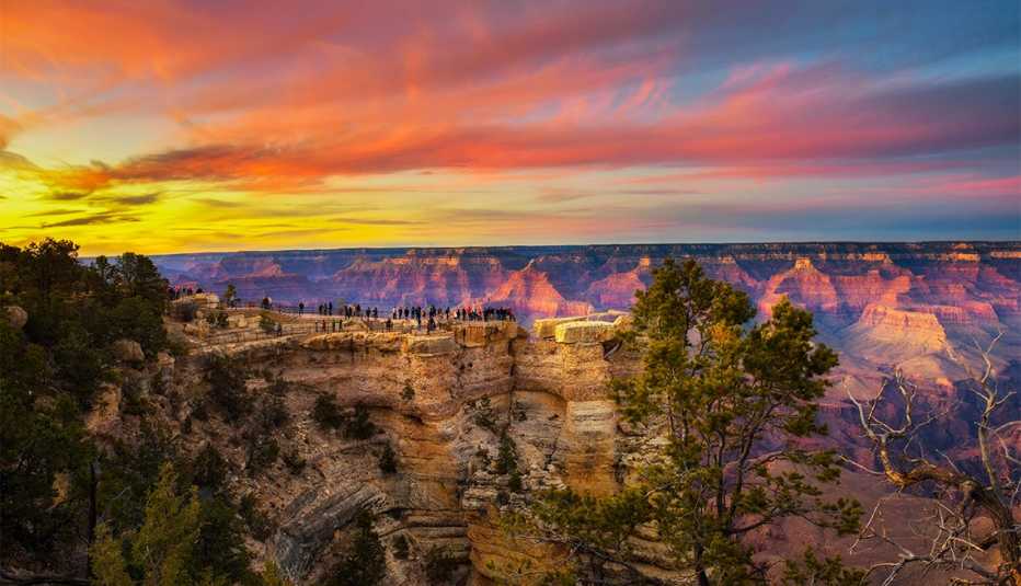 Turistas disfrutan de la hermosa puesta de sol sobre el Parque Nacional del Gran Cañón 