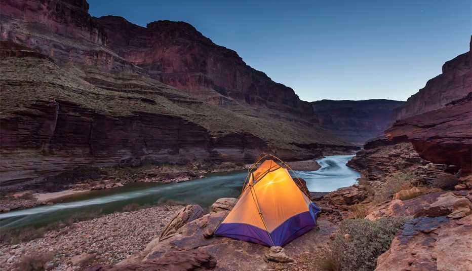 Tiendas de campaña sobre el campamento Blacktail a lo largo del río Colorado