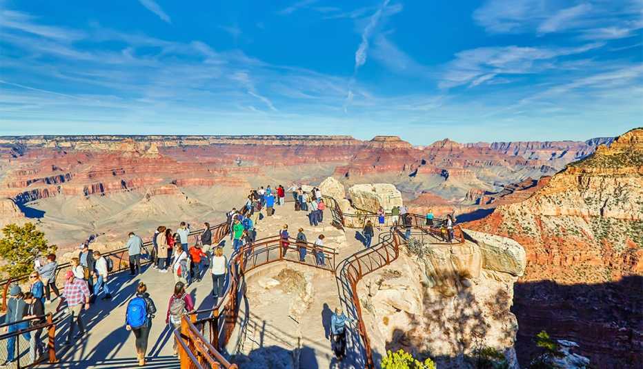 Turistas disfrutando de la vista en Mather Point en el Parque Nacional del Gran Cañón