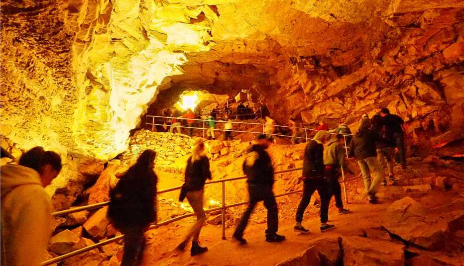 Visitantes observan cúpulas en las cavernas del Parque Nacional Mammoth Cave