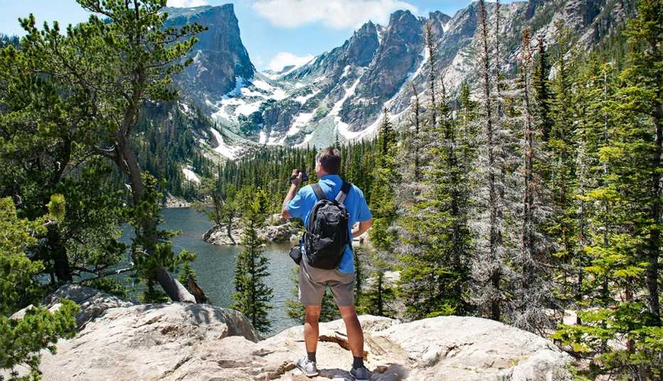 Un hombre observa desde la montaña el Dream Lake