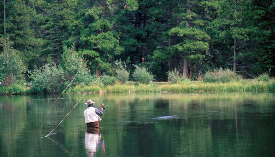 Pescador en el Parque Nacional Rocky Mountain