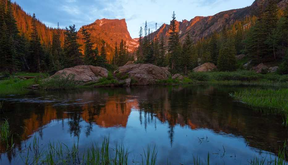 La montaña Hallett Peaks se refleja en el lago Dream Lake