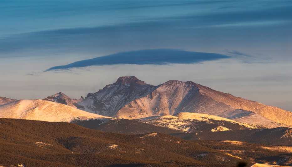 Longs Peak en el horizonte
