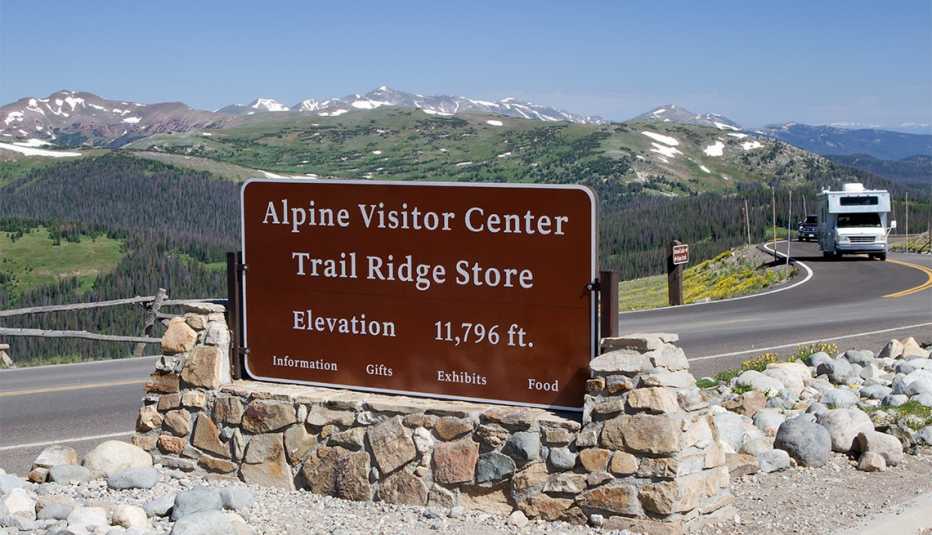Letrero anuncia el centro de visitantes en la parte superior de Trail Ridge Road 