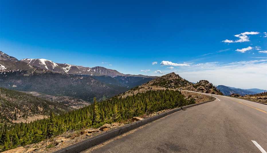 Trail Ridge Road, un tramo de la autopista U.S. Highway 34, que atraviesa el Parque Nacional Rocky Mountain