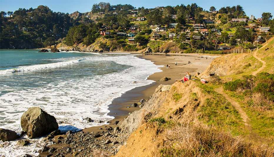 Personas en la playa Muir Beach 