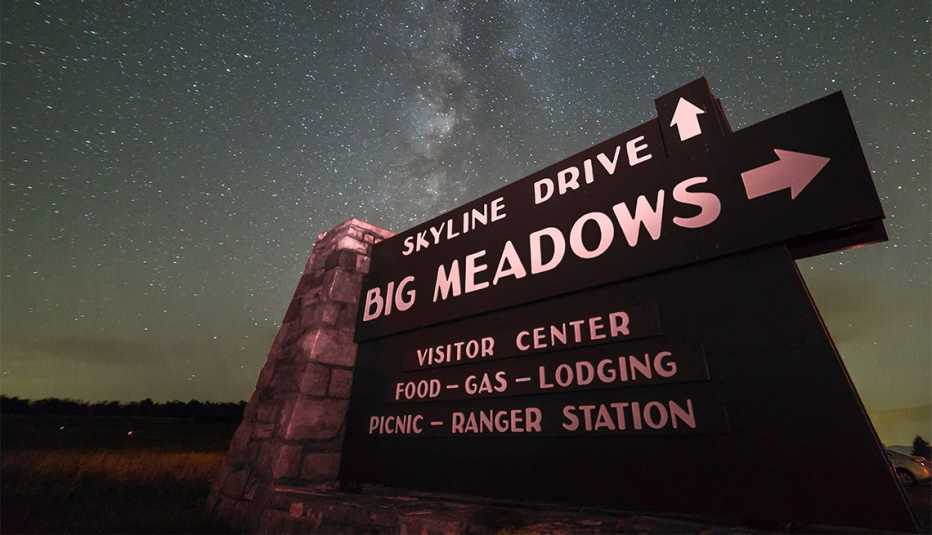 Letrero anuncia en inglés Skyline Drive y Big Meadowns